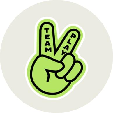 Ладонь, показывающая символ мира с надписями на пальцах: командная игра